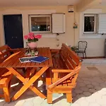 Iris-gogo House