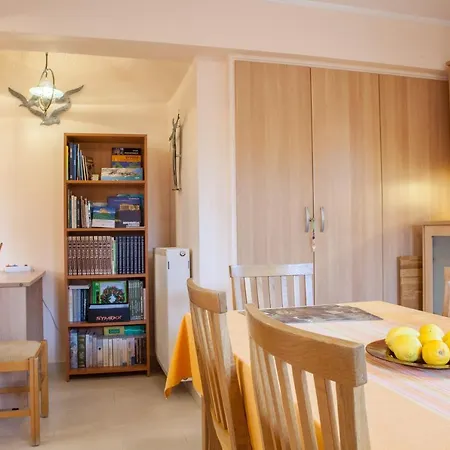 Iris-gogo House نافبليو