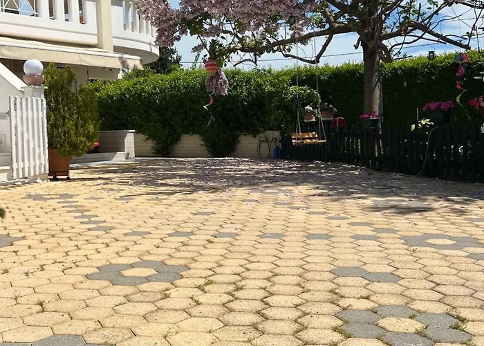 Iris-gogo House